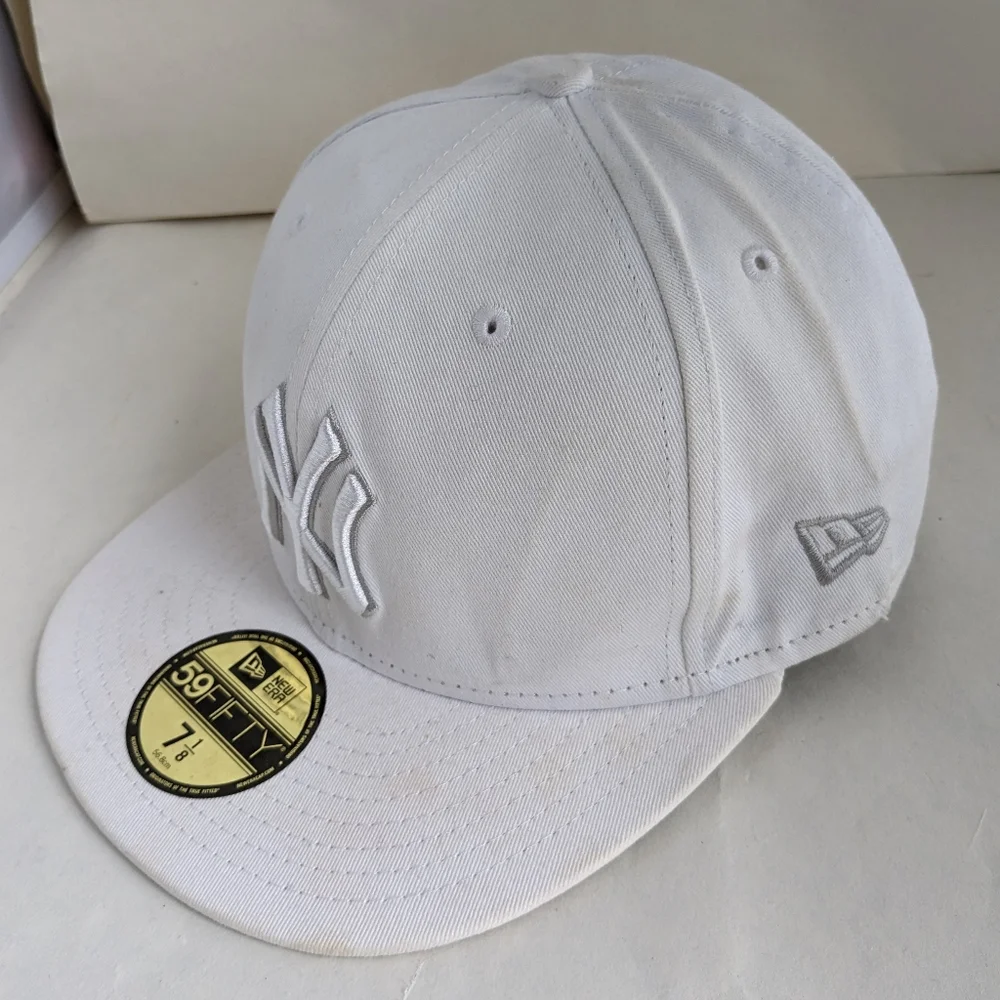 New Era Official MLB New York Yankees 59Fifty Fitted Hat Snapback 7 1/8 WHITE